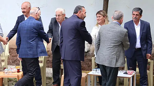 Kurtalan'da Eş Başkanlar Vatandaşla Bayramlaştı