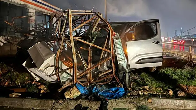 Kurtalan'da Korkutan Kaza: Kontrolden Çıkan Araç Elektrik Direğine Çarptı