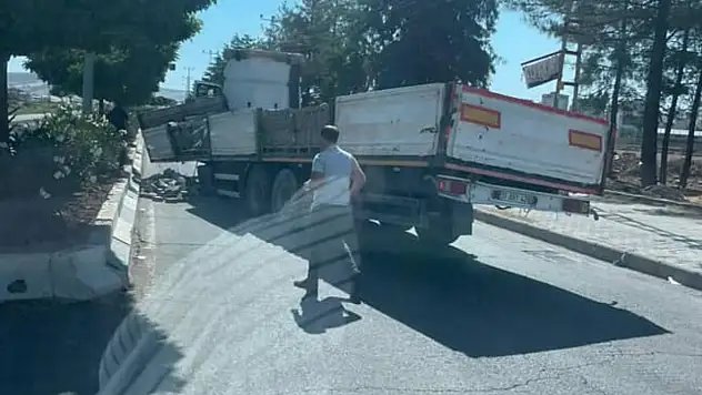 Kurtalan'da Parke Yüklü Dorse Çöktü