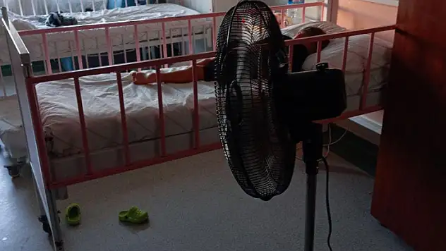 Kurtalan Devlet Hastanesinde Klimalar Arızalandı, Hasta Yakınları Evden Getirdikleri Pervaneyle Odalarını Serinletti! 