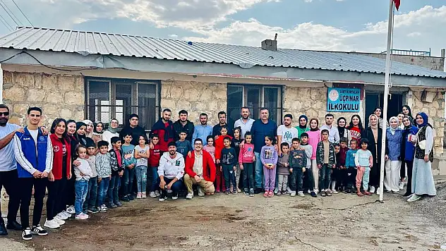 Kurtalan'da Gönüllü Gençler Köy Okulunda Çocuklarla Bir Araya Geldiler (VİDEOLU HABER)