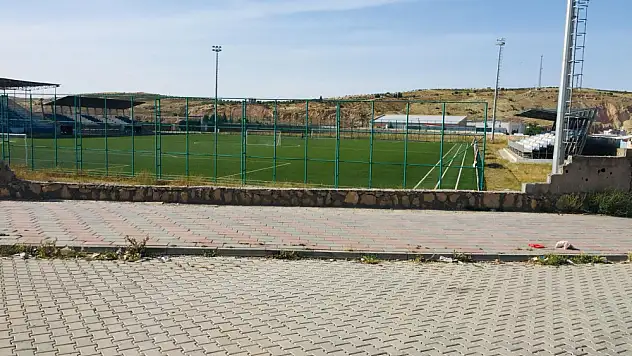 Kurtalan İlçe Stadının Duvarı  Kimliği Belirsiz Kişiler Tarafından Yıkıldı