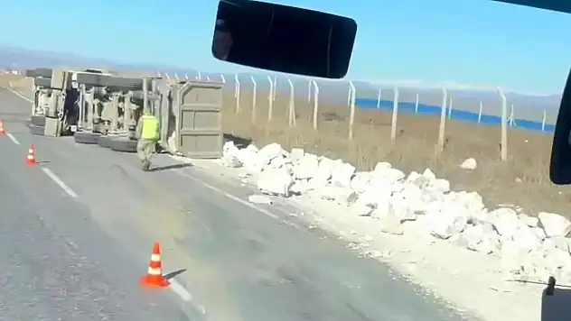 Kurtalan'da Hafriyat Kamyonu Devrildi