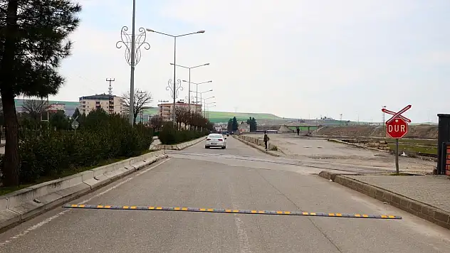 Kurtalan'da Hemzemin Geçitlerin Önün Hız Kesici Kasisler Yapıldı