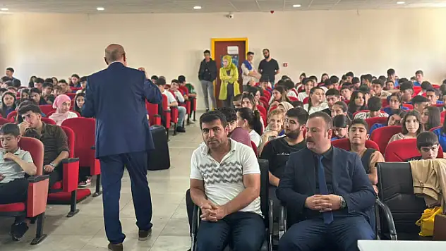 Kurtalan'da Lise Öğrencilerine 'Geçmişi Geleceğe Taşımak Semineri'