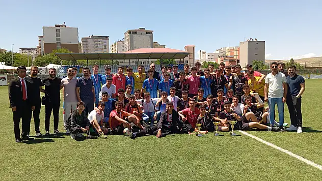 Kurtalan'da Siirt Genelindeki Lise Futbol Takımlarının Katıldığı Turnuva Düzenlendi