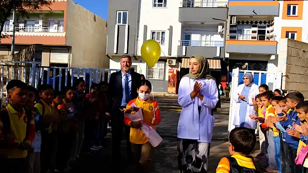 Duygulandıran anlar! Lösemiyi yenip okuluna dönen 4'üncü sınıf öğrencisine görkemli karşılama