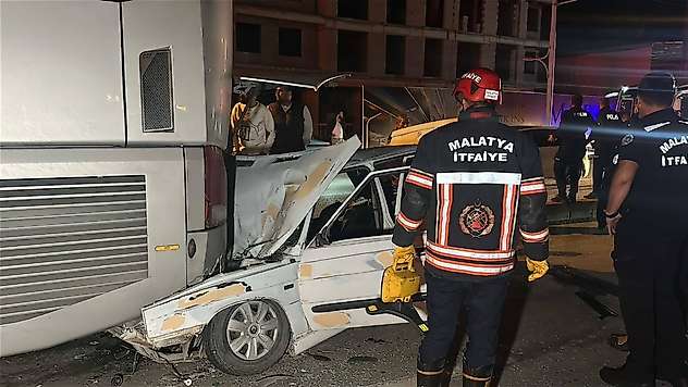 Malatya'da Siirt-Samsun otobüsüne otomobil çarptı: 3 yaralı
