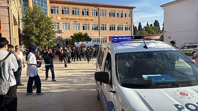 Manisa'da Lise Önünde Silahlı Saldırı: Öğrencilerin Yaralandığı Bildirildi
