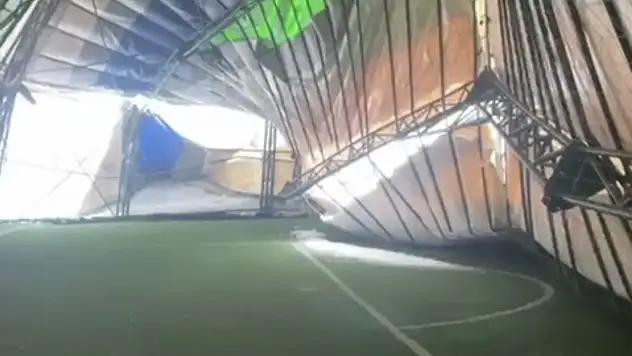 Mardin'nde yoğun kar nedeniyle kapalı halı sahanın çatısı çöktü