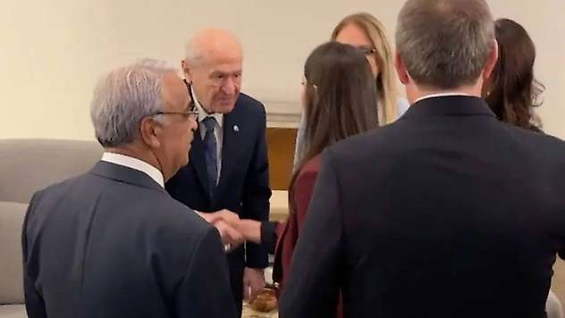 Meclis'te Dikkat Çeken Görüntü: Devlet Bahçeli ile DEM Partililer tokalaştı
