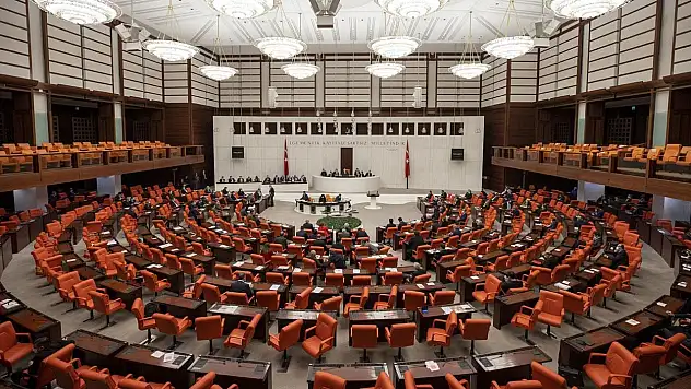 Meclis'te Torba Yasa Mesaisi: Taşerona Kadro ve Bağ-Kur'da 7200 Gün Düzenlemesi Yaklaşıyor