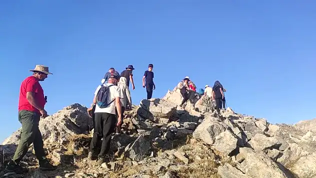 Mereto Dağının  Zirvesine Tırmandılar