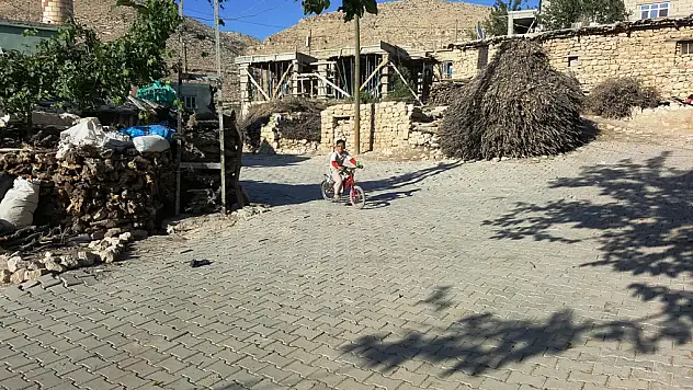 Merkez ve İlçe Köylerde Kilitli Parke Döşeme Çalışmaları Devam Ediyor