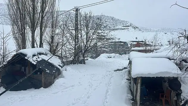 Meteoroloji Uyardı, Siirt'te Kar Başladı: Yüksek Kesimler Beyaza Büründü