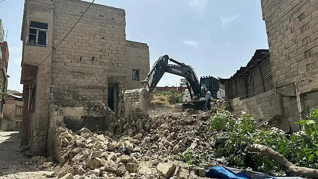 Metruk Binaları Yıkım Çalışmaları Devam Ediyor