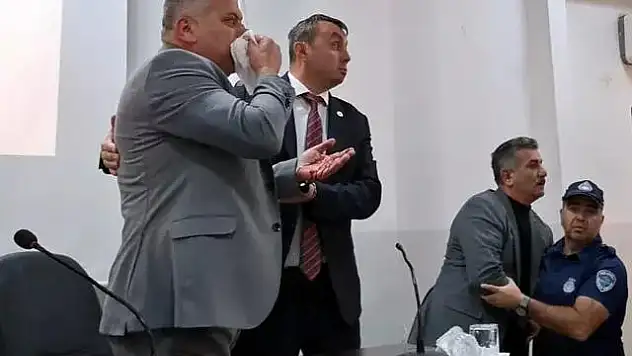 MHP'li ve CHP'li Belediye Meclis Üyeleri Birbirine Girdi!