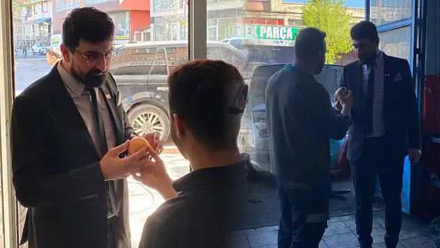 MİLLET İTTİFAKI MİLLETVEKİLİ ADAYI KIZILAY, VATANDAŞA 'SOĞAN' DAĞITTI