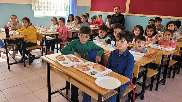 Milli Eğitim Müdürü Deniz Edip, Kahvaltıda Öğrencilerle Bir Araya Geldi