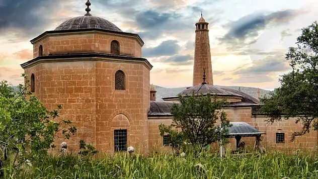 Misbahülmünir Fakirullahoğlu'nun (777 Dörtlükte İsmail Fakirullah (k.s.) Hazretleri ve İbrahim Hakkı (k.s.) Hazretleri) Kitabı