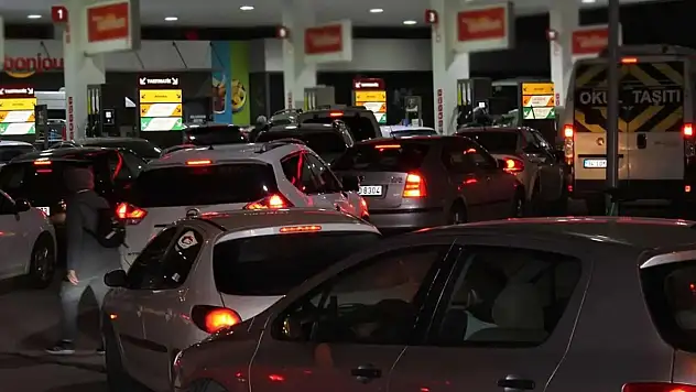 Motorin zammı iptal edildi, Siirt'te kuyruklar boşuna oluştu