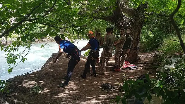 MÜKÜS ÇAYI'NDA AKINTIDA KAYBOLAN EYÜP GÜNEŞ'İ ARAMA ÇALIŞMALARI DEVAM EDİYOR