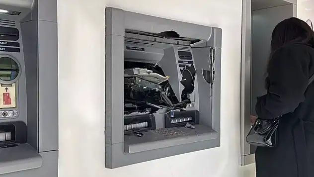 Ne yaptıysa olmadı, para çekemeyince ATM'yi parçaladı