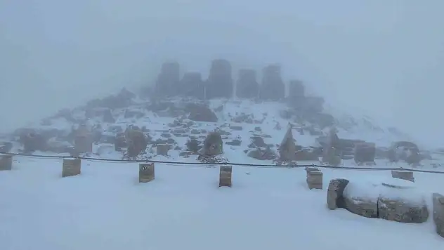 Nemrut Dağı'na mevsimin ilk karı yağdı