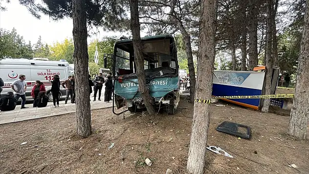 Öğrenci Servisi Kaza Yaptı: 1 Ölü, 20 Yaralı