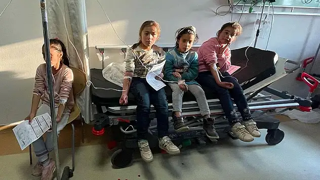 Öğrenciler, Gıda Zehirlenmesi Şüphesiyle Hastaneye Kaldırıldı