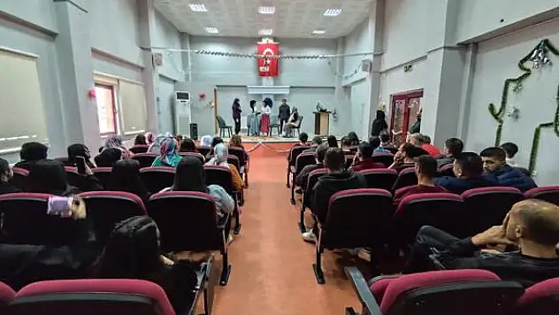 Öğrencilerden Engellilere Tiyatro Gösterisi