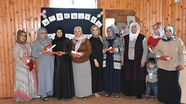 Okuma-Yazma Öğrenen Kadınlar Sertifika Almanın Mutluluğunu Yaşadılar