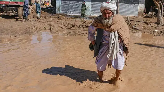 Olumsuz Hava Koşulları 60 Kişinin Ölümüne Neden Oldu
