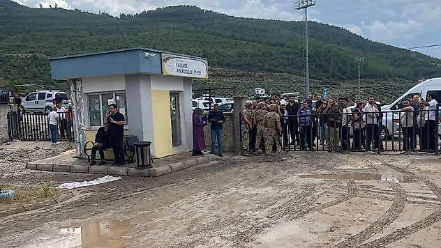 Osmaniye'de Okul Bahçesinde Öğretmene Silahlı Saldırı: Öğretmen Ağır Yaralandı