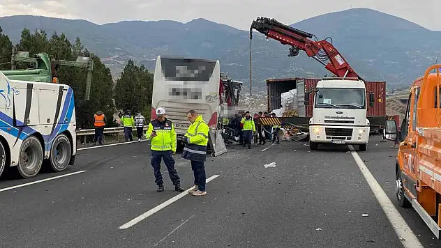 Osmaniye'de yolcu otobüsü tıra çarptı: 6 ölü, 11 yaralı