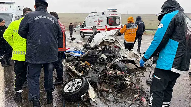 Adıyaman'da otobüs otomobili kağıt gibi ezdi: 3 ölü, 1 yaralı