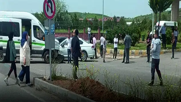 Otomobil, Servis Minibüsü İle Çarpıştı