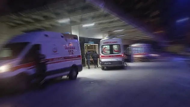 OTOMOBİL VE MOTOSİKLET ÇARPIŞTI: 1 YARALI 