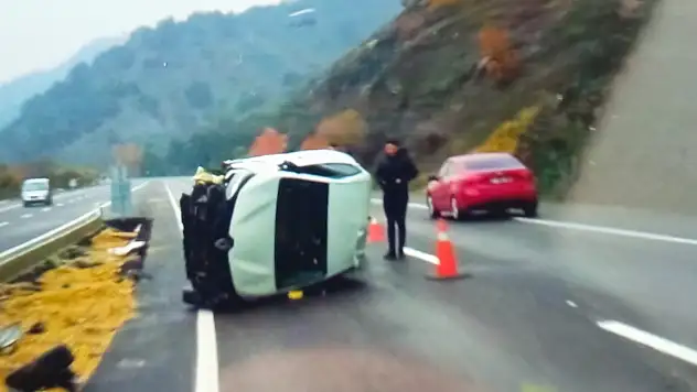 Otomobil yan yattı: 4 yaralı