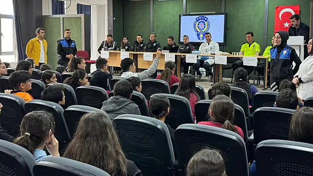 Özel Harekattan Olay Yeri İncelemeye: Emniyet Teşkilatı Siirt Şehit Polis Hayrettin Şişman Ortaokulunda Öğrencilerle Buluştu