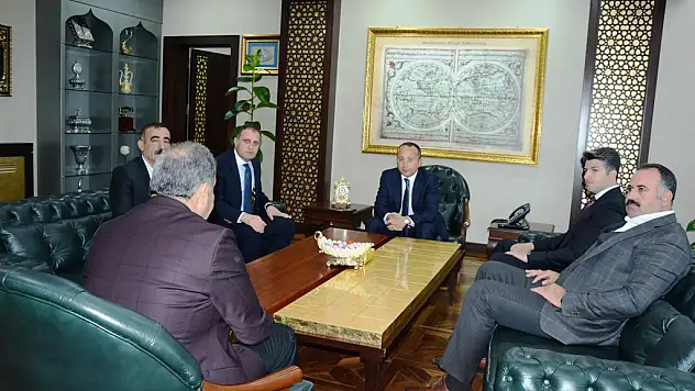 PERVARİ BELEDİYE BAŞKANI ÖZCAN, VALİ ALİ FUAT ATİK'İ İLÇEDE YÜRÜTÜLEN PROJELER HAKKINDA BİLGİLENDİRDİ