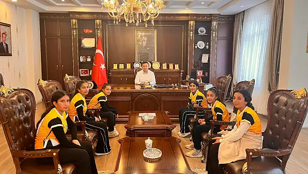 Pervari'de Voleybol Turnuvasının Şampiyonu Belenoluk Ortaokulu Oldu