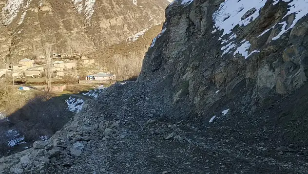 Pervari'de Yol Çalışması Sırasında Toprak Kaydı, Yol Ulaşıma Kapandı