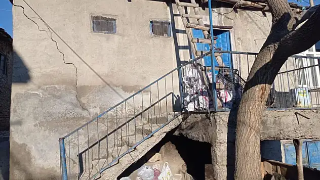 PERVARİ GÜLEÇLER KÖYÜNDE BAZI EVLERİN DUVARLARINDA DERİN ÇATLAKLAR OLUŞTU