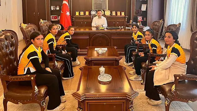 Pervari Kaymakamı, Voleybol Turnuvası Şampiyonu Belenoluk Ortaokulu'nu Tebrik Etti