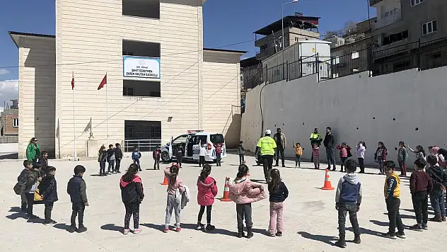 PERVARİ'DE ÇOCUKLARA TRAFİK EĞİTİMİ VERİLDİ