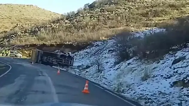 Pervari'de Kamyon Devrildi