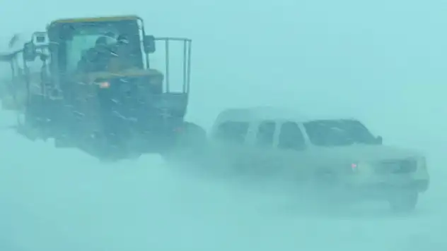 Pervari'de Mahsur Kalan 8 Araç Kurtarıldı