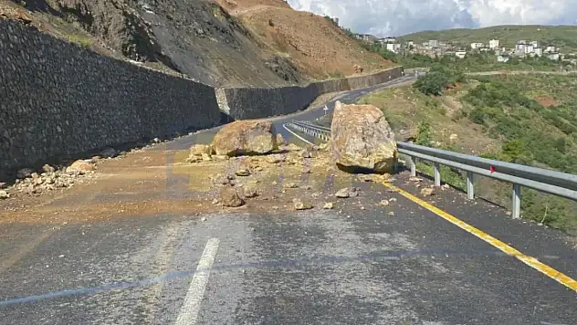 Pervari'de Yola Düşen Kayalar, Ulaşımı Engelledi