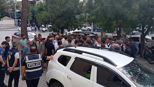 Pervarili Vatandaşlar Kaymakamlık Önünde Eylem Yaptı!